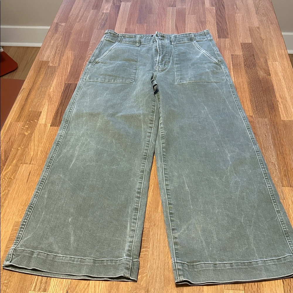 GAP Wide Leg Cropped Jeans in Faded Green